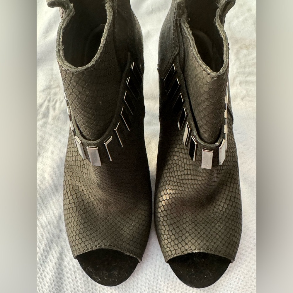 Guess Leather Snake Embossed Peep Toe Booties with Studs Size 7.5M